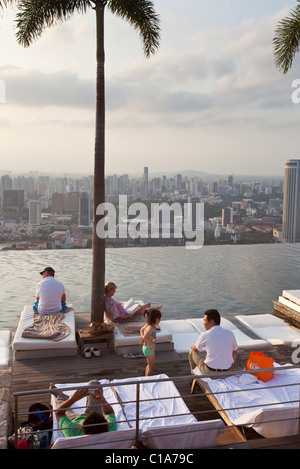 Schwimmbad in der Marina Bay Sands SkyPark.  Marina Bay, Singapur Stockfoto