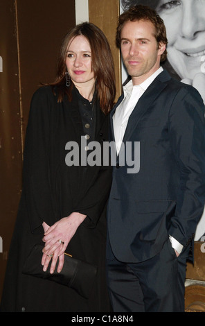 Emily Mortimer und ihr Ehemann Alessandro Nivola Eröffnungsabend des Broadway spielen "Gott des Gemetzels" im Teatro Jacobs- Stockfoto