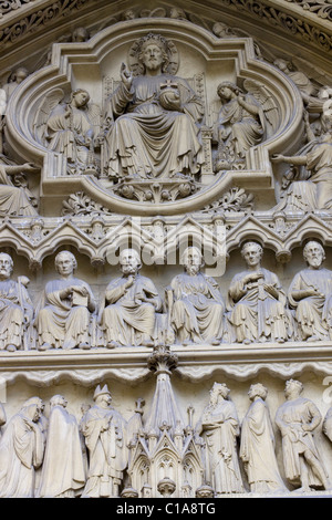 Die Steinmetzarbeiten am vorderen Eingang zur Westminster Abbey Stockfoto