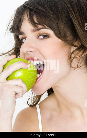 Portrait von junge Brünette Frau Essen Apfel Stockfoto