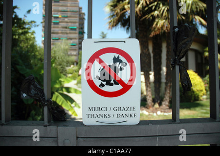 Amüsante kein Hund Poo Zeichen auf Geländer in Montreux, Schweiz. Stockfoto