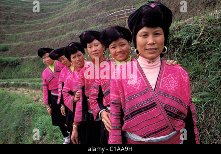 China, Guangxi Provinz, Longsheng, Reisfelder der Drache Rückgrat, Yao Frauengruppe Stockfoto