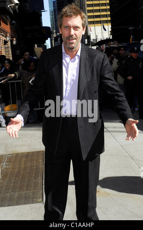 Hugh Laurie, vor dem Ed Sullivan Theater für "Late Show with David Letterman" New York City, USA - 23.03.09 Patricia Stockfoto