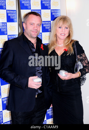 Pattie Boyd und Gast besucht den Leuchtturm Gala Auktion bei Christies für die Terrence Higgins Trust London, England- Stockfoto