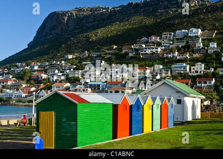 Bunte Häuser am Strand, Fish Hoek, Kap-Halbinsel in Südafrika ändern Stockfoto