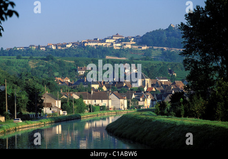 Frankreich, Cher, Menetreol Sous Sancerre von der Loire-Seitenkanal im Hintergrund Stockfoto