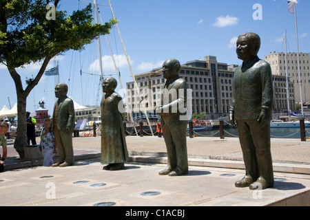 Statuen von ganz links nach rechts; Albert Luthuli, Desmond Tutu, FW de Klerk, Nelson Mandela im Waterfront von Kapstadt Stockfoto