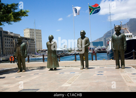 Statuen von ganz links nach rechts; Albert Luthuli, Desmond Tutu, FW de Klerk, Nelson Mandela im Waterfront von Kapstadt Stockfoto