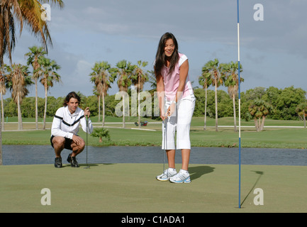 Rafael Nadal und Ana Ivanovic bei einem Fototermin auf dem 11. Loch des Golfplatzes Crandon Park in Key Biscayne vor der Stockfoto