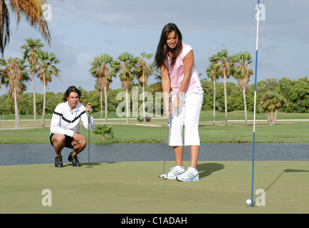 Rafael Nadal und Ana Ivanovic bei einem Fototermin auf dem 11. Loch des Golfplatzes Crandon Park in Key Biscayne vor der Stockfoto