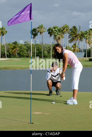 Rafael Nadal und Ana Ivanovic bei einem Fototermin auf dem 11. Loch des Golfplatzes Crandon Park in Key Biscayne vor der Stockfoto