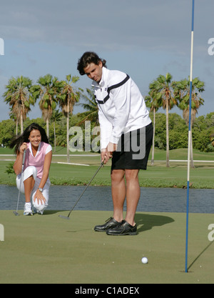 Rafael Nadal und Ana Ivanovic bei einem Fototermin auf dem 11. Loch des Golfplatzes Crandon Park in Key Biscayne vor der Stockfoto