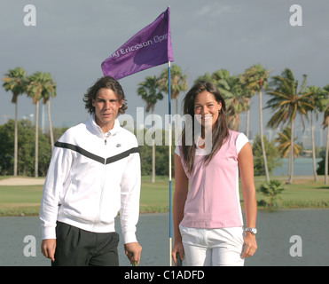 Rafael Nadal und Ana Ivanovic bei einem Fototermin auf dem 11. Loch des Golfplatzes Crandon Park in Key Biscayne vor der Stockfoto