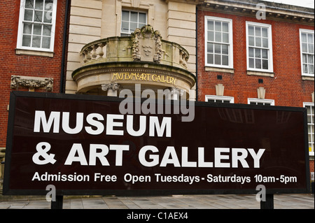 Museum und Kunstgalerie melden für Worthing Museum in Chapel Road, Worthing. 13. März 2011. Stockfoto