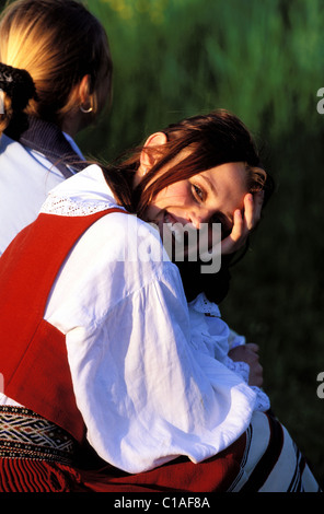 Estland (Baltikum), Insel Saaremaa, Mustila Dorf, Mädchen in traditionellen Anzug Stockfoto