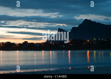 Mitternachtssonne am Strand von Ramberg in Flakstad, Lofoten-Inseln, Noway. Stockfoto