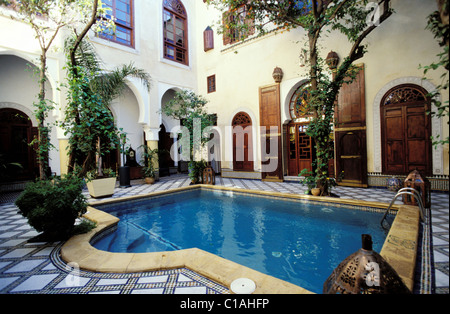 Marokko, Fes, Riad Maison Bleue, der Pool im Innenhof Stockfoto