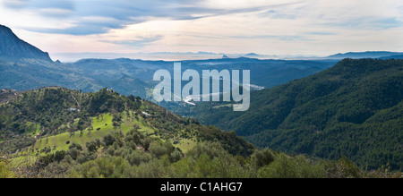 Blick vom Gaucín Dorf in den Bergen von Genal Valley Andalusien in Südspanien. Stockfoto