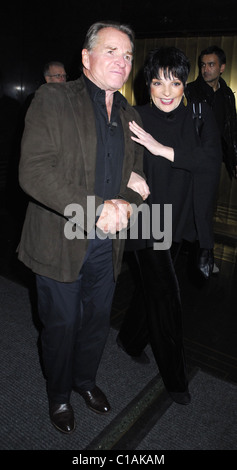 Liza Minnelli mit einem männlichen Begleiter in den NBC Studios in New York ankommen. New York City, USA - 02.04.09 Patricia Schlein / Stockfoto