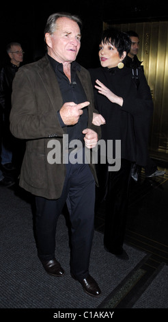 Liza Minnelli mit einem männlichen Begleiter in den NBC Studios in New York ankommen. New York City, USA - 02.04.09 Patricia Schlein / Stockfoto