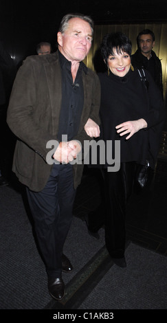 Liza Minnelli mit einem männlichen Begleiter in den NBC Studios in New York ankommen. New York City, USA - 02.04.09 Patricia Schlein / Stockfoto