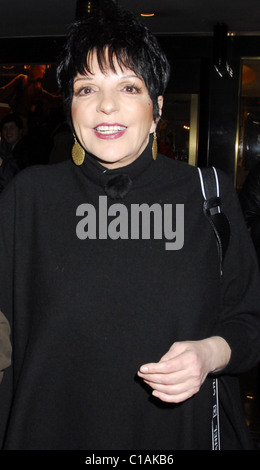 Liza Minnelli mit einem männlichen Begleiter in den NBC Studios in New York ankommen. New York City, USA - 02.04.09 Patricia Schlein / Stockfoto