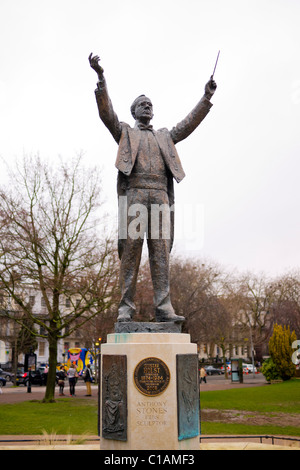 Statue des britischen Komponisten Gustav Holst, in kaiserlichen Gärten, Cheltenham, Gloucestershire, Großbritannien.  Enthüllt 4. April 2009. Stockfoto