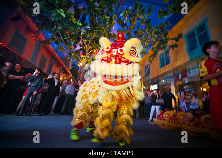 Löwentanz Darsteller während des chinesischen Neujahrs.  Clarke Quay, Singapur Stockfoto