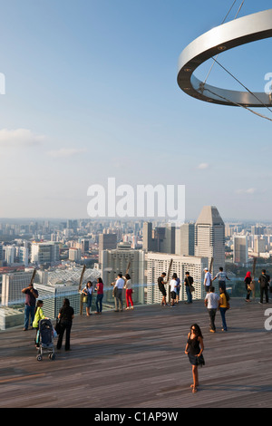Besucher auf der Aussichtsplattform des Marina Bay Sands SkyPark.  Marina Bay, Singapur Stockfoto