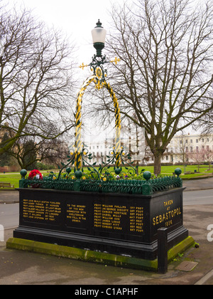 Krim Krieg-Denkmal, der Promenade, Cheltenham, Gloucestershire, UK.  Es wurde ursprünglich durch ein Gewehr genommen in Sebastopol überwunden. Stockfoto