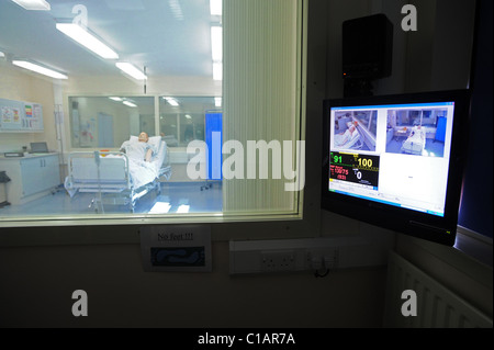 SimMan 3G einen neuen Dummy-Patienten aus der Überwachungsbereich der Simulation Suite in Worthing Krankenhaus Stockfoto