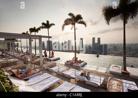 Schwimmbad in der Marina Bay Sands SkyPark.  Marina Bay, Singapur Stockfoto