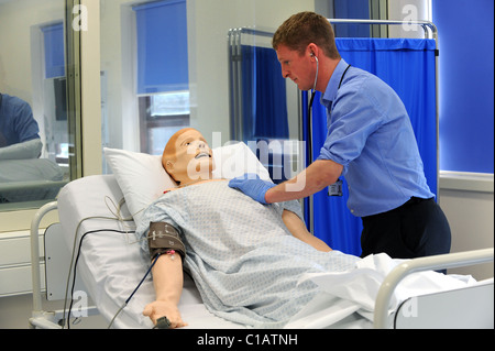 Dr. Chris Marshall untersucht SimMan 3G ein neuer Dummy-Patient, der wie ein Mensch in der Simulation Suite in Worthing Krankenhaus reagiert Stockfoto