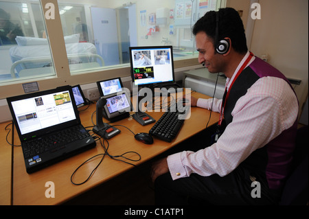 Ein Arzt Uhren SimMan 3G einen neuen Dummy-Patienten von der Leitwarte der Simulation Suite in Worthing Krankenhaus Stockfoto