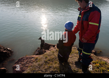 Hund mit seinem Besitzer. Inneruulalik Farm, Süd-Grönland Stockfoto