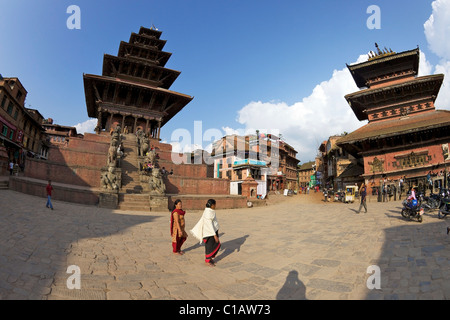 Bhairabnath Tempel, rechts, und Nyatapola-Tempel, links, Taumadhi Tole quadratisch, Bhaktapur, UNESCO World Heritage Site, Nepal, Asien Stockfoto