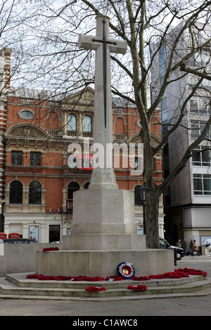 Poppy Kränze Surround die Basis des War Memorial in den Sloane Square, einem der vielen denkmalgeschützten Strukturen in London. Stockfoto