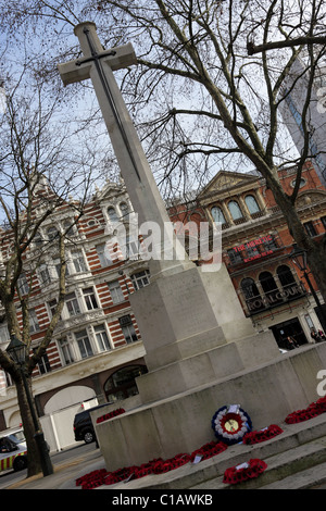 Das DENKMALGESCHÜTZTE Kriegerdenkmal in Sloane Square, gesehen hier auf eine extreme Blickwinkel. Stockfoto