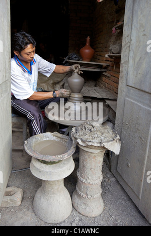 Potter, werfen einen Topf auf Rad, Potters Square, Bhaktapur, UNESCO-Weltkulturerbe, Kathmandu-Tal, Nepal, Asien Stockfoto