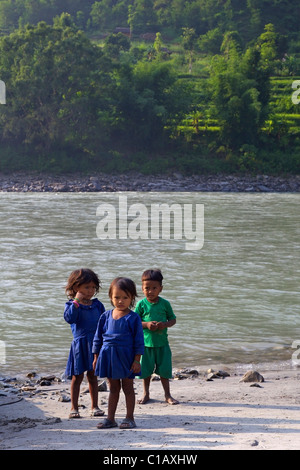 Nepalesische Kinder auf Sun Kosi Fluß, Nepal, Asien Stockfoto