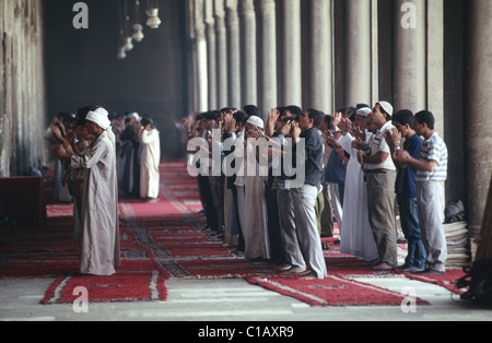 Kairo, Ägypten - die islamischen Gläubigen beten in der ibn-Tulun-Moschee in Kairo. Foto von Barry iverson Stockfoto