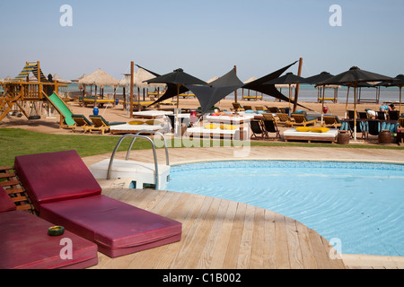 Sitzecke und Pool in einer Strandbar in Sharm El Sheikh Nabq Strand Stockfoto