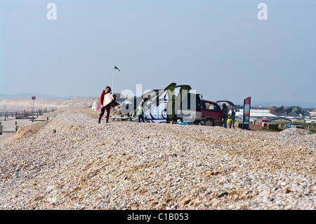 Kite-Surfer mit ihrer Ausrüstung Broomhill Sands East Sussex England Stockfoto