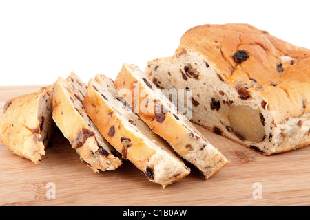 Scheiben Brot auf Holzbrett auf weißem Hintergrund zu erhöhen Stockfoto