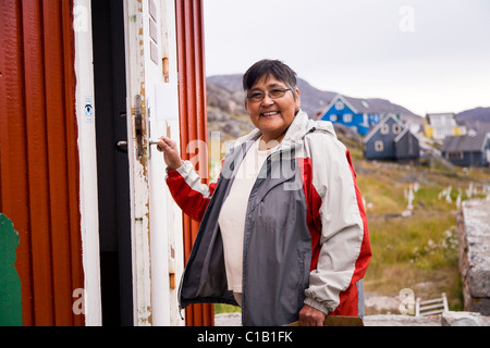 Frau in ihrem Haus. Qaqortoq (Julianehåb), Süd-Grönland Stockfoto