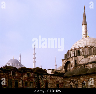 Rustem Pasa Moschee und im Hintergrund ist die Süleyman-Moschee in Istanbul in der Türkei im Nahen Osten Asien. Cityscape Skyline Stadt Minarett Reisen Stockfoto