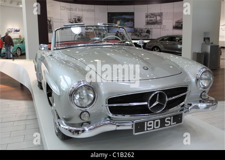 Mercedes-Benz 190SL bei Mercedes-Benz Welt, Brooklands, Weybridge, Surrey, England, Großbritannien, UK, Europa Stockfoto