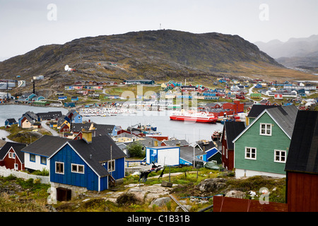 Bin / S SARFAQ ITTUK "Passagierschiff von"Arctic Umiaq Line"am Hafen von Qaqortoq (Julianehåb), Süd-Grönland Stockfoto