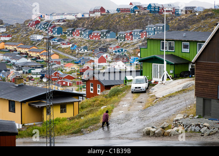 Fußgänger in Qaqortoq (Julianehåb), Süd-Grönland Stockfoto