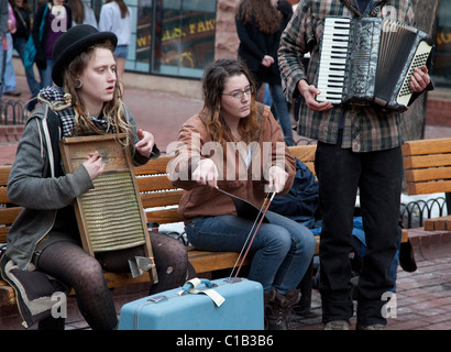 Boulder, Colorado - eine Band spielt für die Tipps auf der Pearl Street Mall, einem beliebten vier-Block Fußgängerzone in der Innenstadt von Boulder. Stockfoto